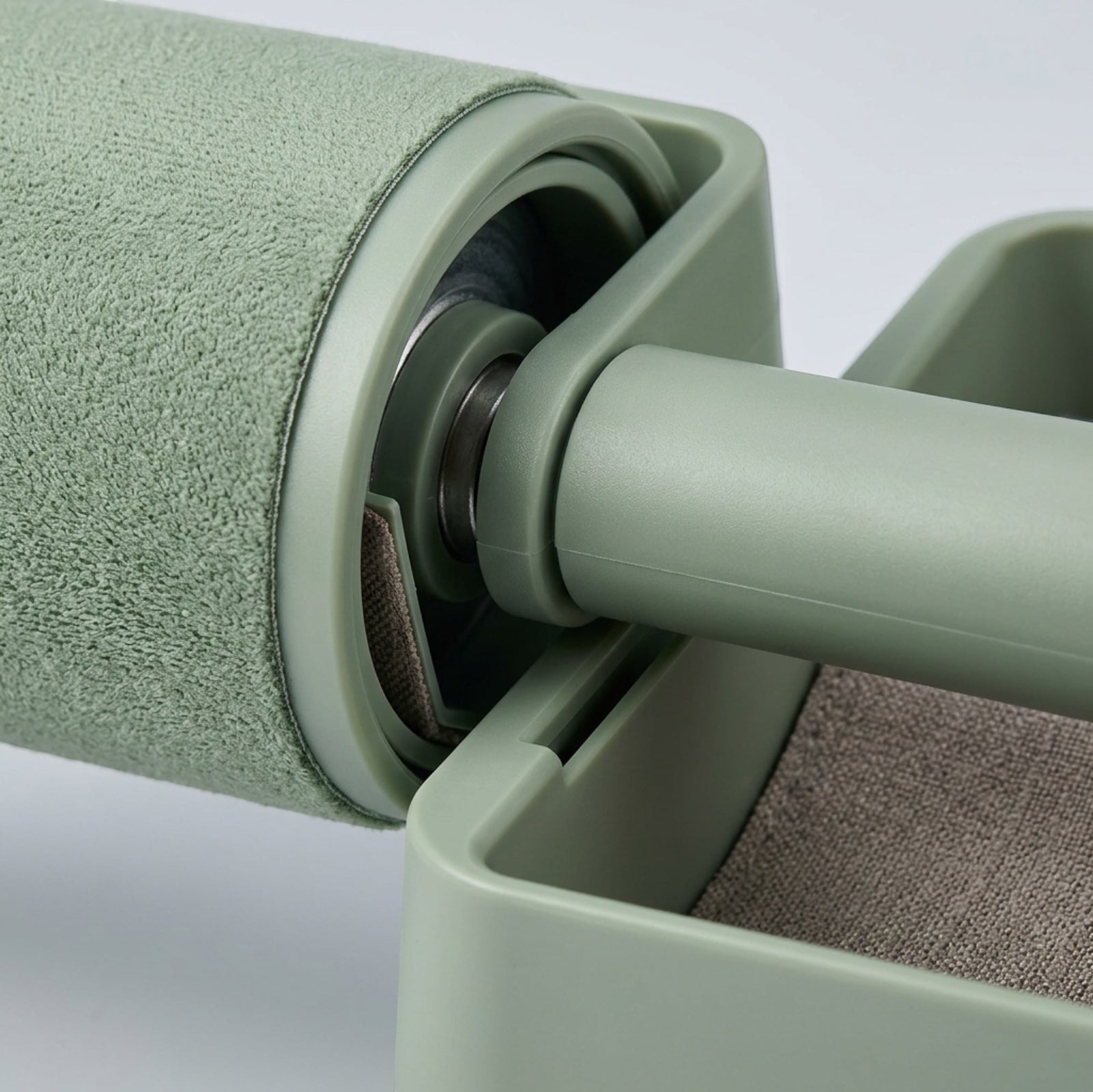 Brivt Driftcomb Reusable Fabric Hair Remover Roller 7.5 in Sage with Base - Detail view